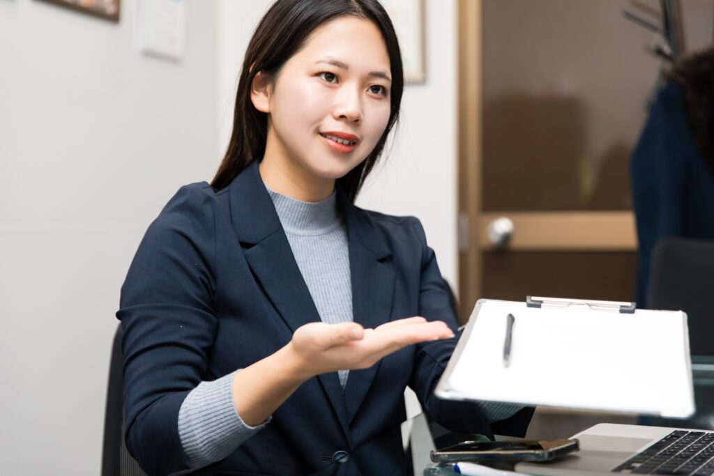 女性社員と書類